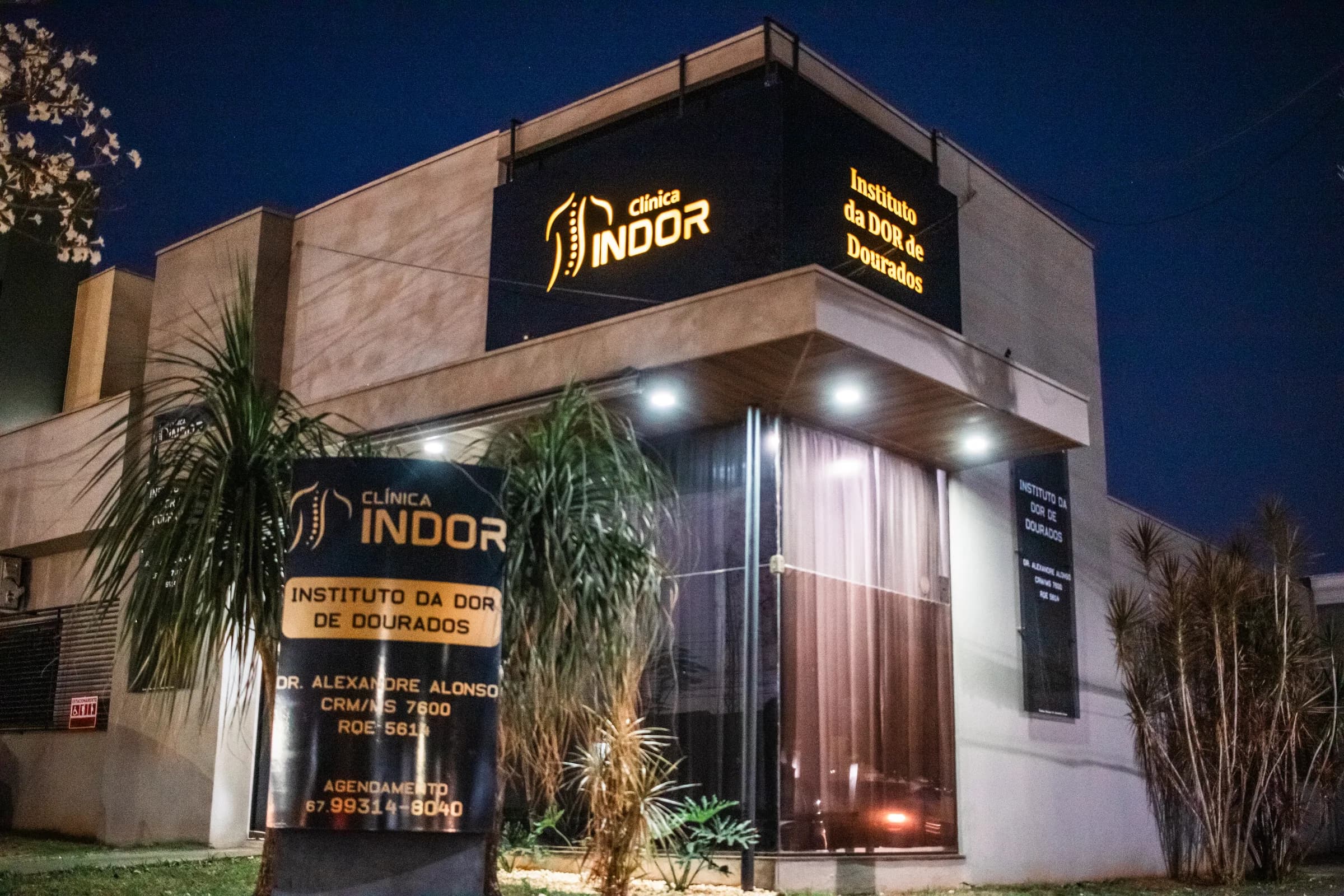 Fachada da Clínica INDOR — Instituto da Dor de Dourados, à noite