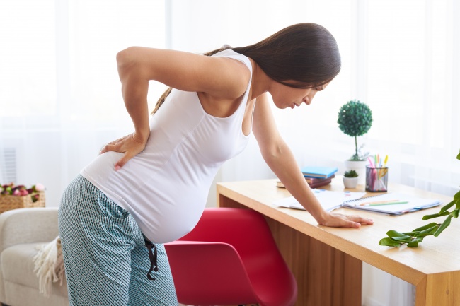 É normal ter dor lombar durante a gravidez?