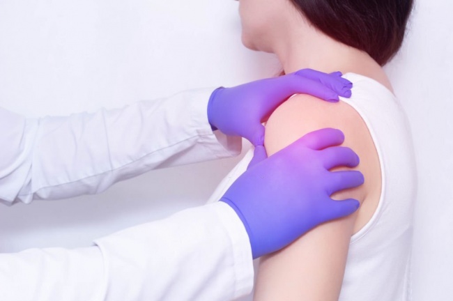 Conheça o tratamento minimamente invasivo para bursite no ombro! 