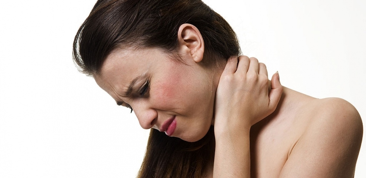 Estalar o pescoço realmente faz mal?